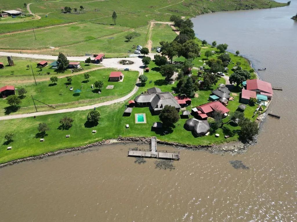 Aerial view of the lapa, pool, and waterfront area